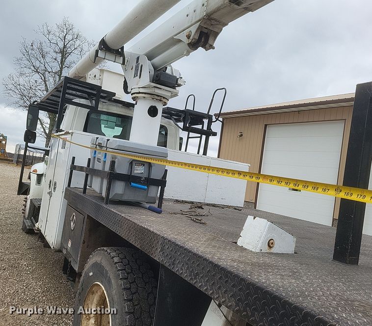 image for item DS5223 2003 International 4300 bucket truck