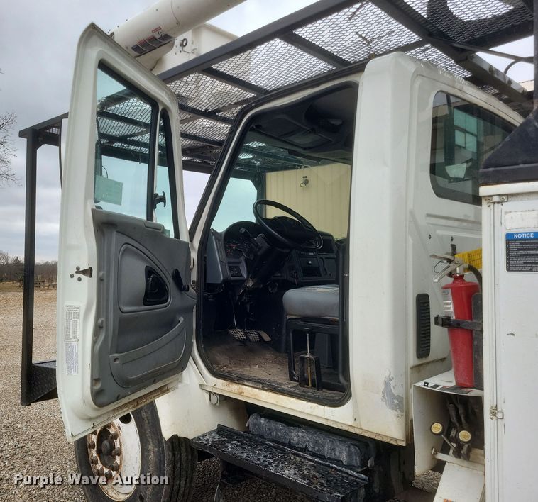 image for item DS5223 2003 International 4300 bucket truck