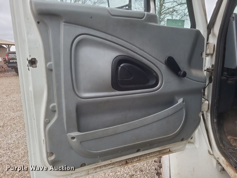 image for item DS5223 2003 International 4300 bucket truck