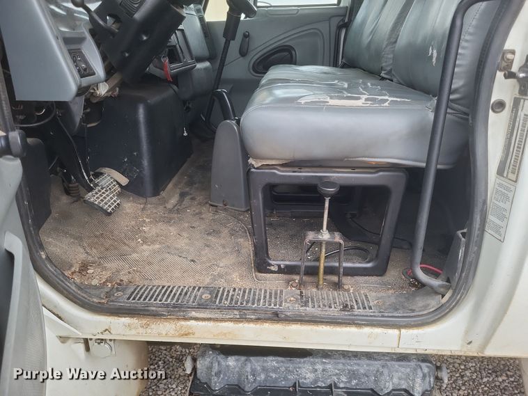 image for item DS5223 2003 International 4300 bucket truck