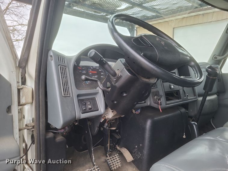 image for item DS5223 2003 International 4300 bucket truck