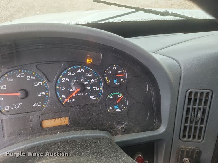 image for item DS5223 2003 International 4300 bucket truck