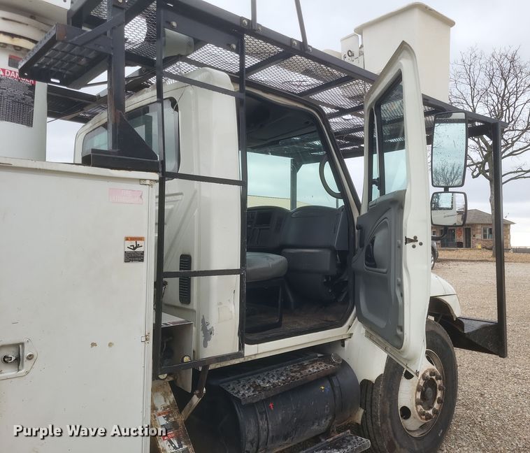 image for item DS5223 2003 International 4300 bucket truck