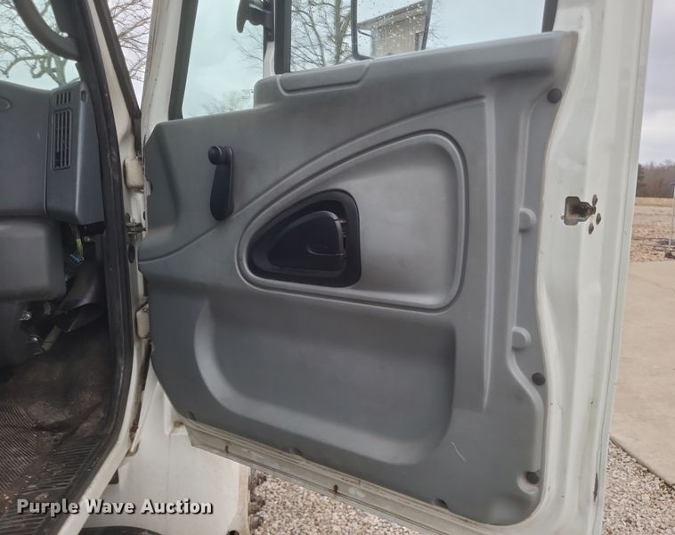 image for item DS5223 2003 International 4300 bucket truck