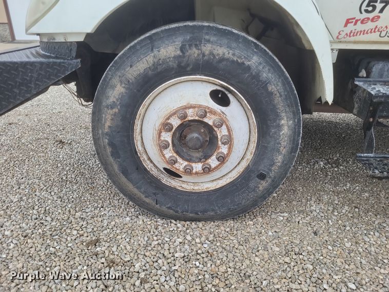 image for item DS5223 2003 International 4300 bucket truck