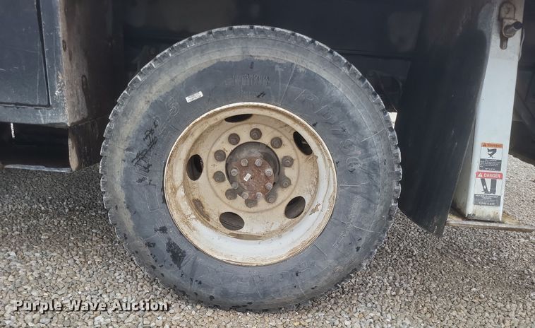 image for item DS5223 2003 International 4300 bucket truck