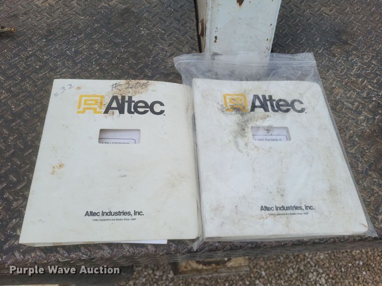 image for item DS5223 2003 International 4300 bucket truck