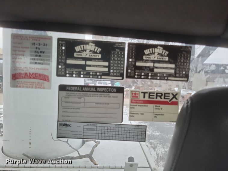 image for item DS5223 2003 International 4300 bucket truck