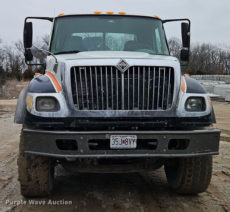 image for item DT7607 2007 International 7600 crane truck