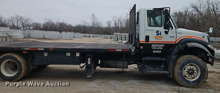 image for item DT7607 2007 International 7600 crane truck