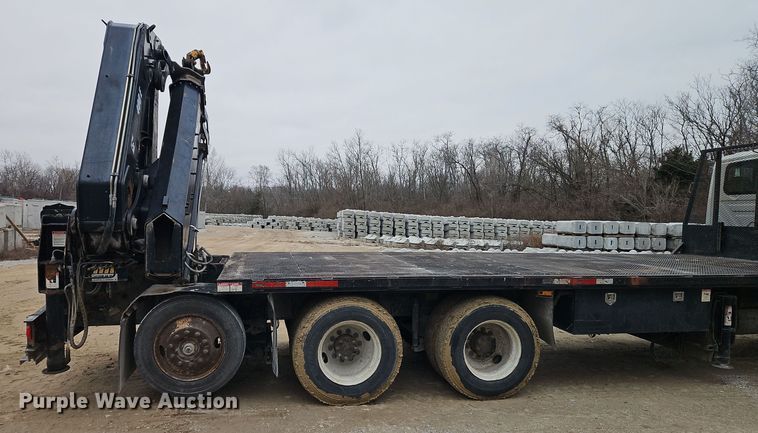 image for item DT7607 2007 International 7600 crane truck