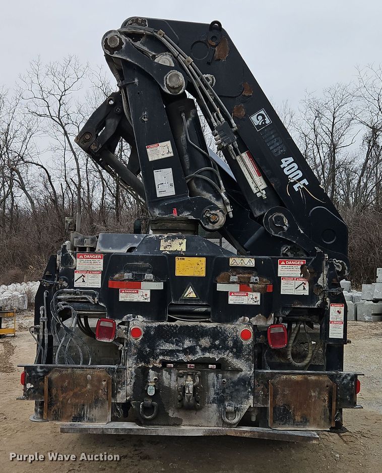 image for item DT7607 2007 International 7600 crane truck