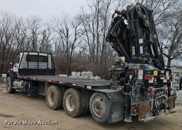 image for item DT7607 2007 International 7600 crane truck