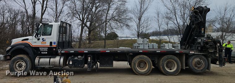 image for item DT7607 2007 International 7600 crane truck