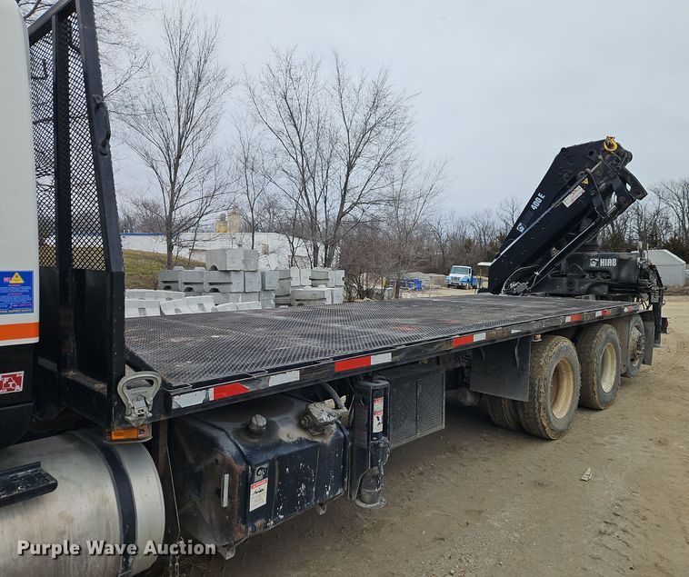 image for item DT7607 2007 International 7600 crane truck