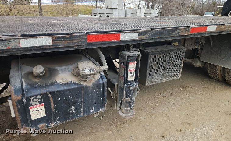 image for item DT7607 2007 International 7600 crane truck