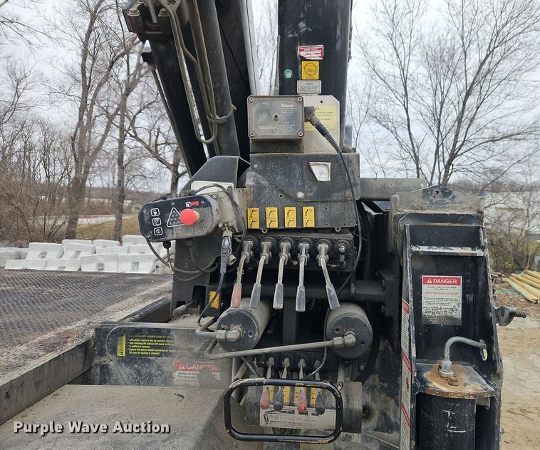 image for item DT7607 2007 International 7600 crane truck