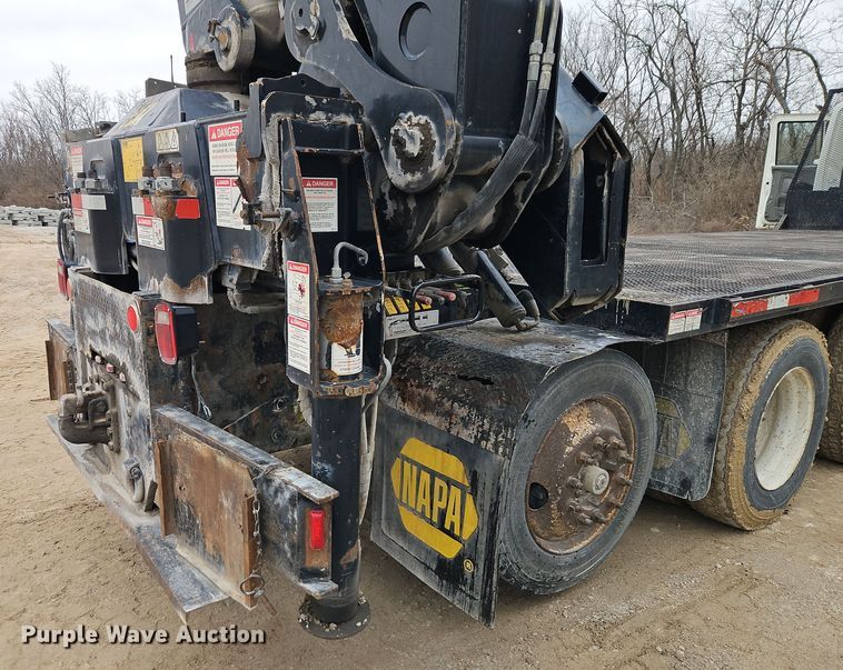 image for item DT7607 2007 International 7600 crane truck