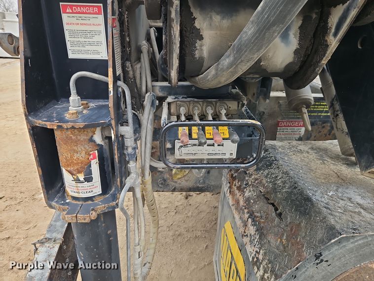 image for item DT7607 2007 International 7600 crane truck