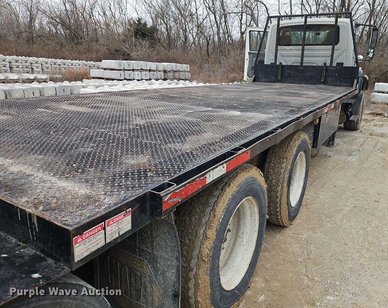 image for item DT7607 2007 International 7600 crane truck