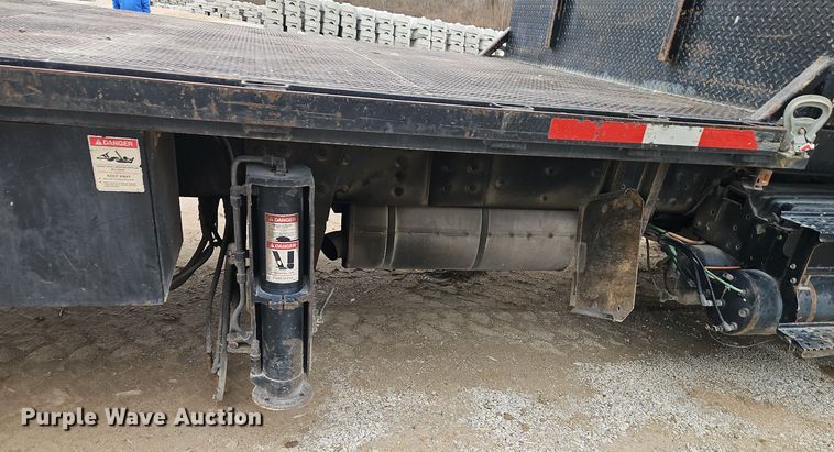 image for item DT7607 2007 International 7600 crane truck