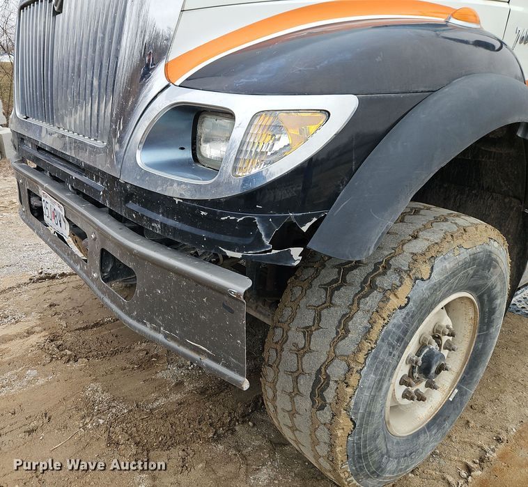 image for item DT7607 2007 International 7600 crane truck