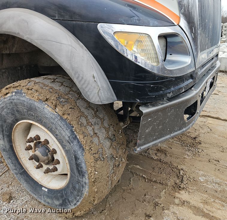 image for item DT7607 2007 International 7600 crane truck