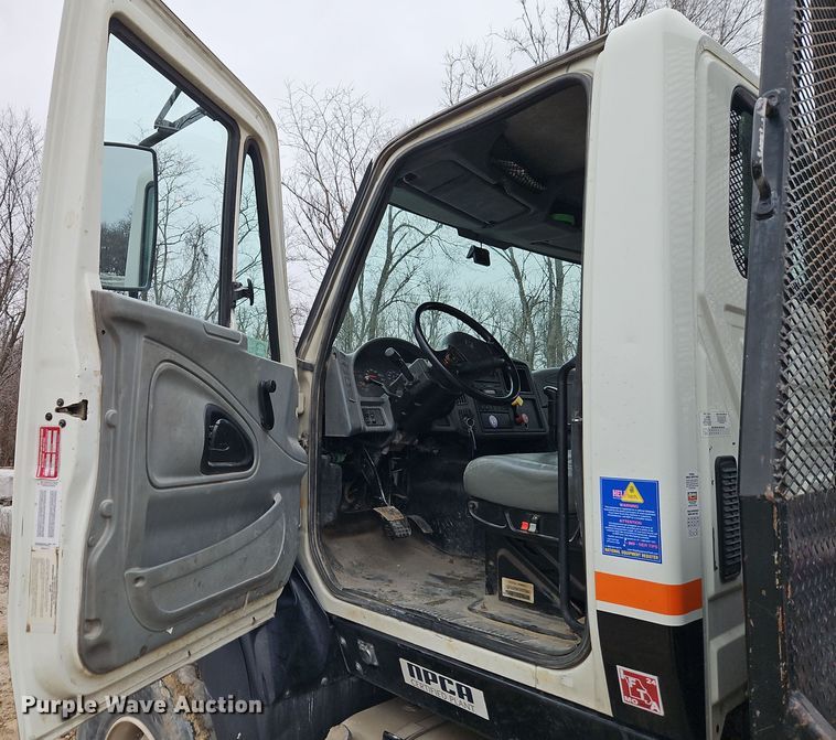 image for item DT7607 2007 International 7600 crane truck