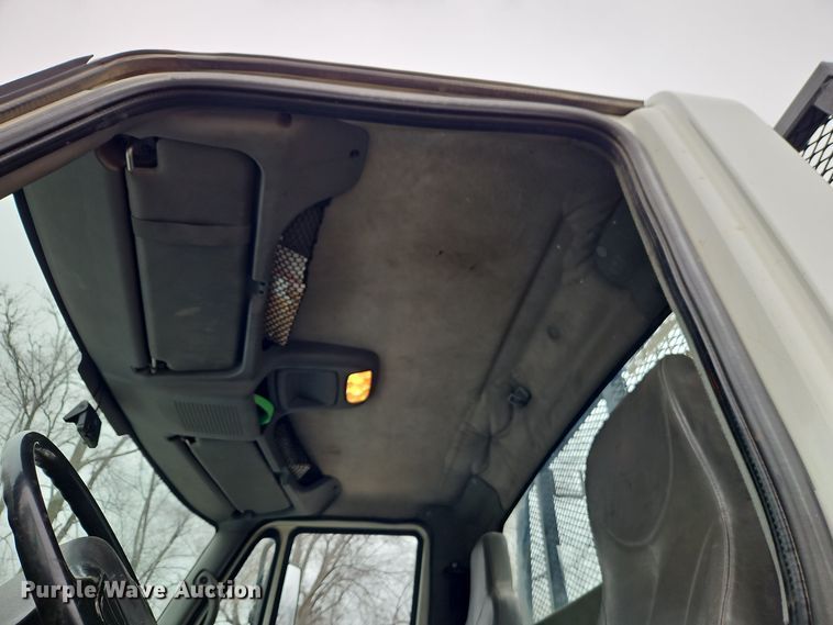 image for item DT7607 2007 International 7600 crane truck