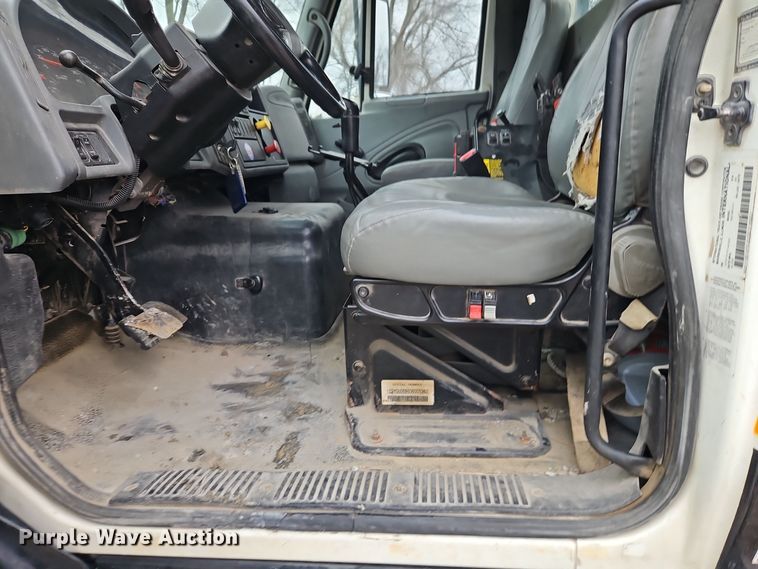 image for item DT7607 2007 International 7600 crane truck