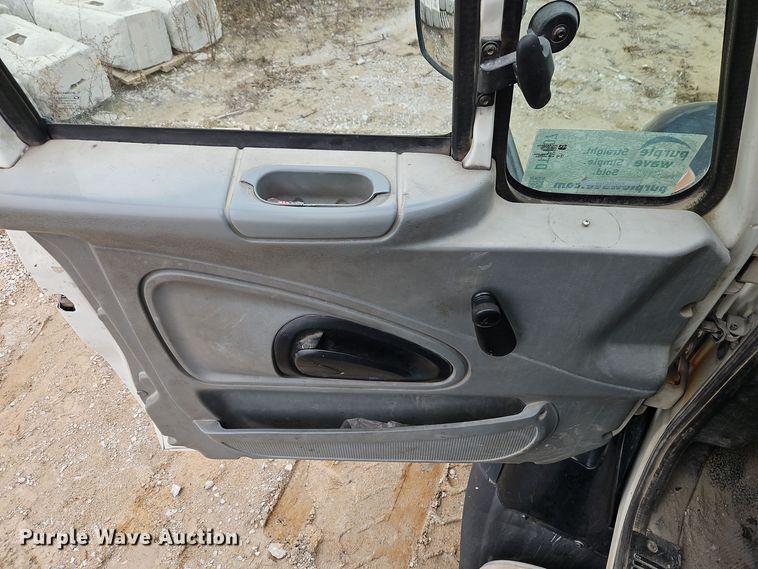 image for item DT7607 2007 International 7600 crane truck