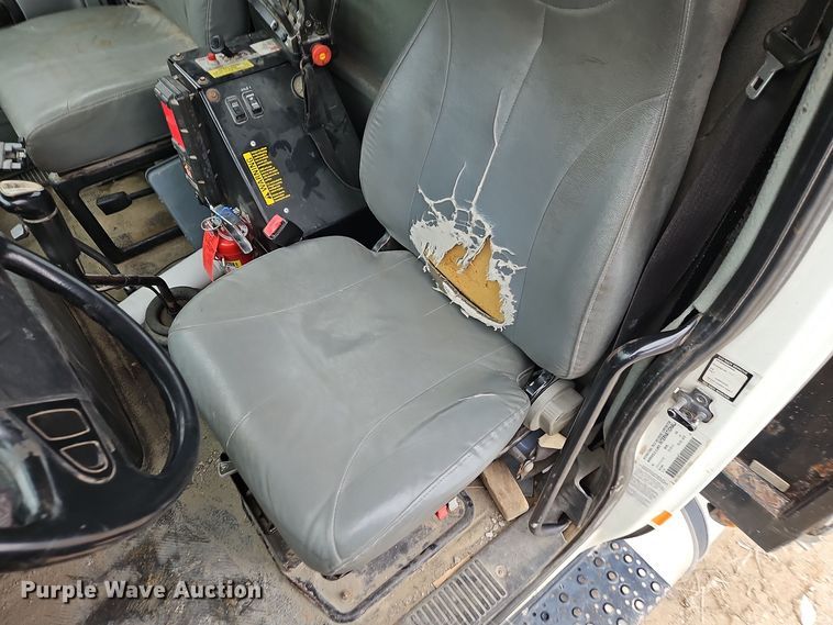 image for item DT7607 2007 International 7600 crane truck