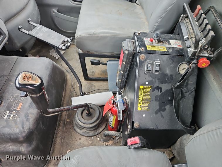 image for item DT7607 2007 International 7600 crane truck