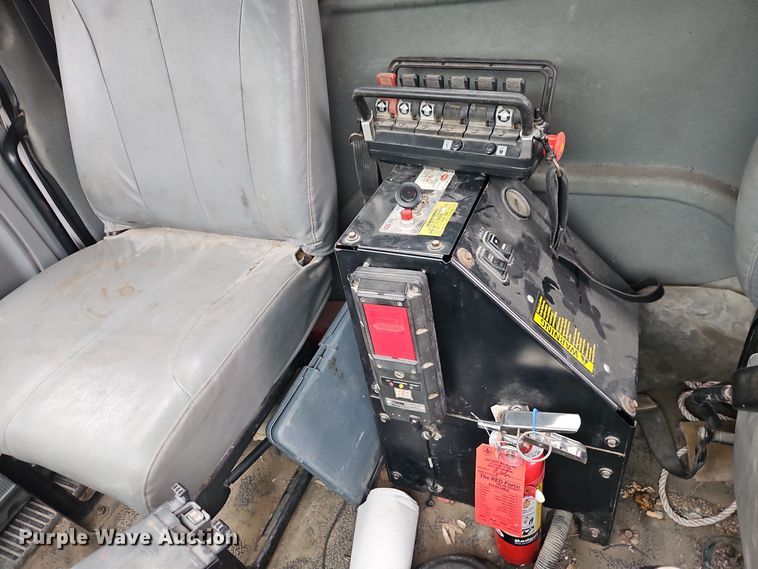 image for item DT7607 2007 International 7600 crane truck