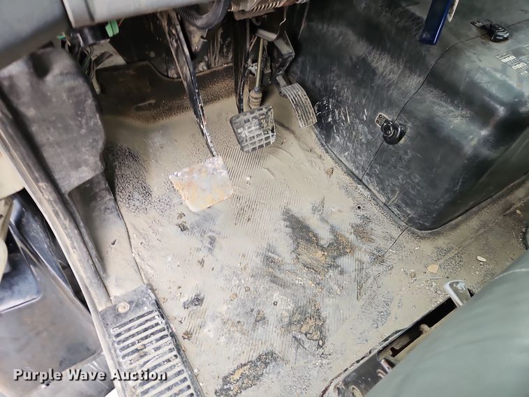 image for item DT7607 2007 International 7600 crane truck