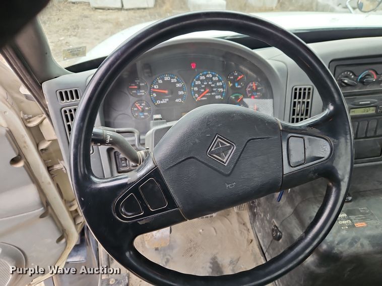 image for item DT7607 2007 International 7600 crane truck