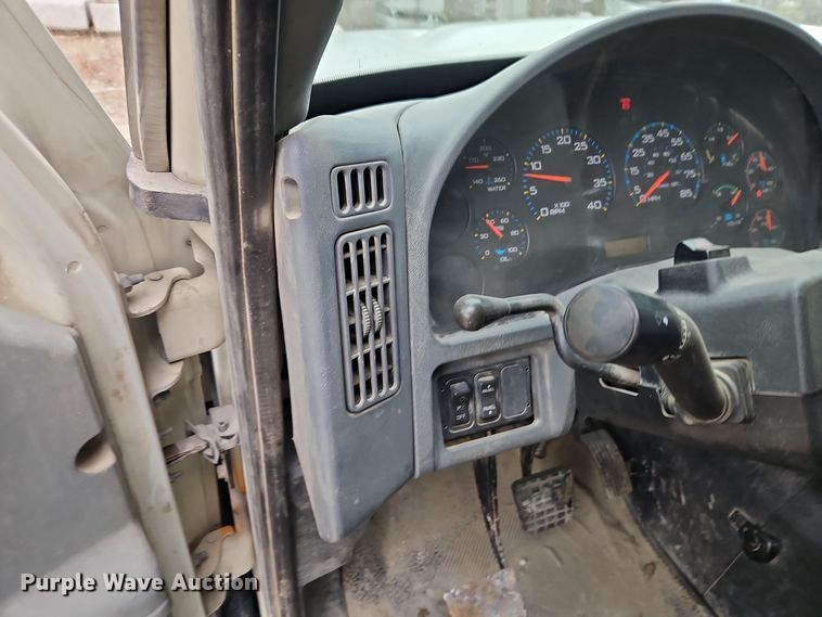 image for item DT7607 2007 International 7600 crane truck