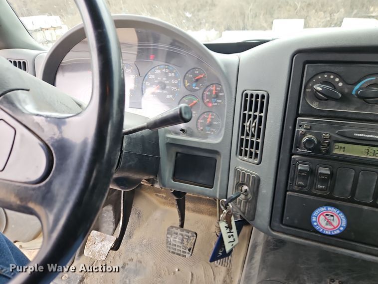 image for item DT7607 2007 International 7600 crane truck