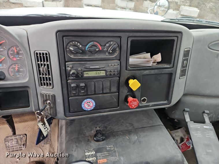 image for item DT7607 2007 International 7600 crane truck