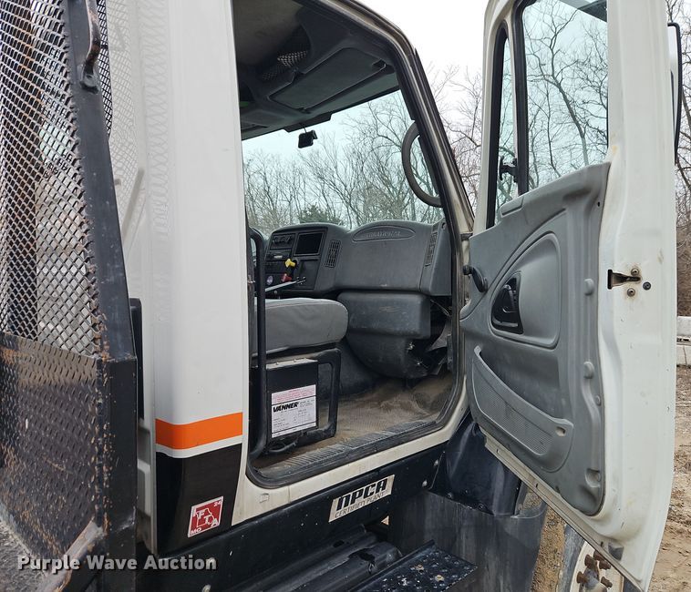 image for item DT7607 2007 International 7600 crane truck