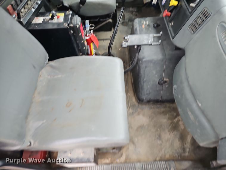 image for item DT7607 2007 International 7600 crane truck