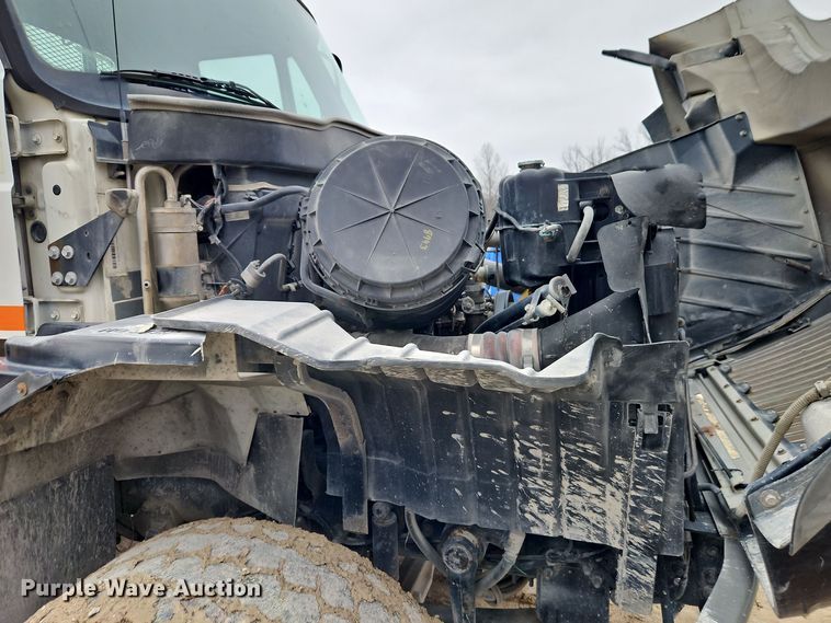 image for item DT7607 2007 International 7600 crane truck