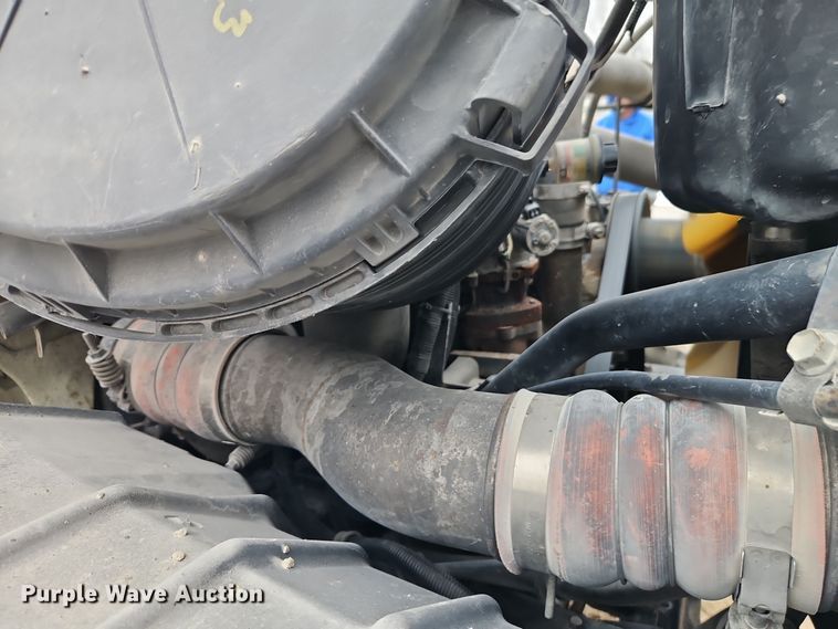 image for item DT7607 2007 International 7600 crane truck