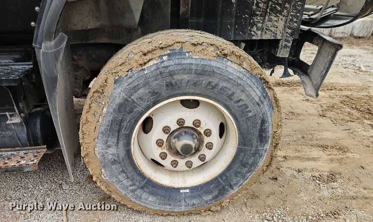 image for item DT7607 2007 International 7600 crane truck