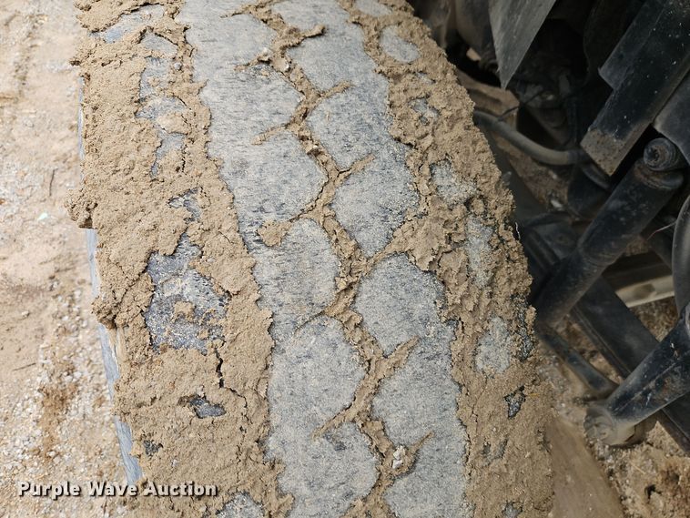 image for item DT7607 2007 International 7600 crane truck