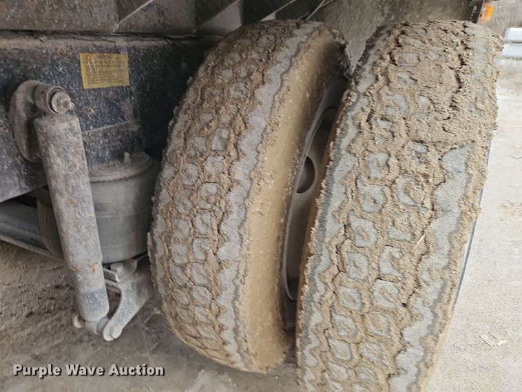 image for item DT7607 2007 International 7600 crane truck