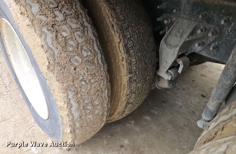 image for item DT7607 2007 International 7600 crane truck