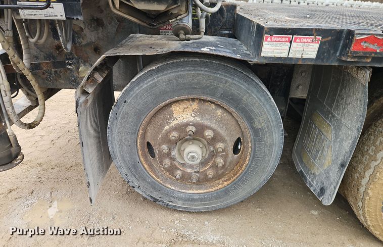 image for item DT7607 2007 International 7600 crane truck