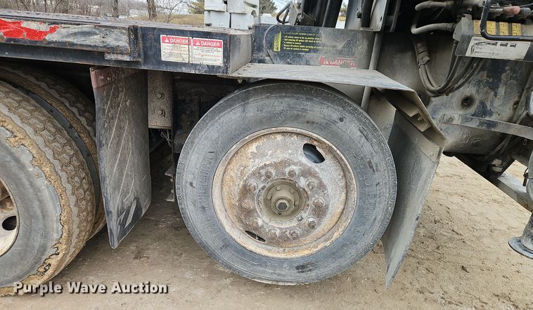 image for item DT7607 2007 International 7600 crane truck