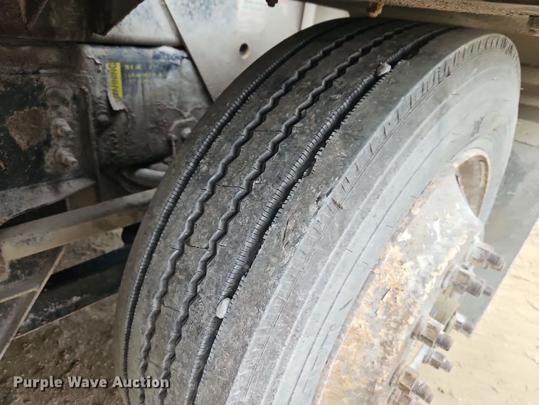 image for item DT7607 2007 International 7600 crane truck